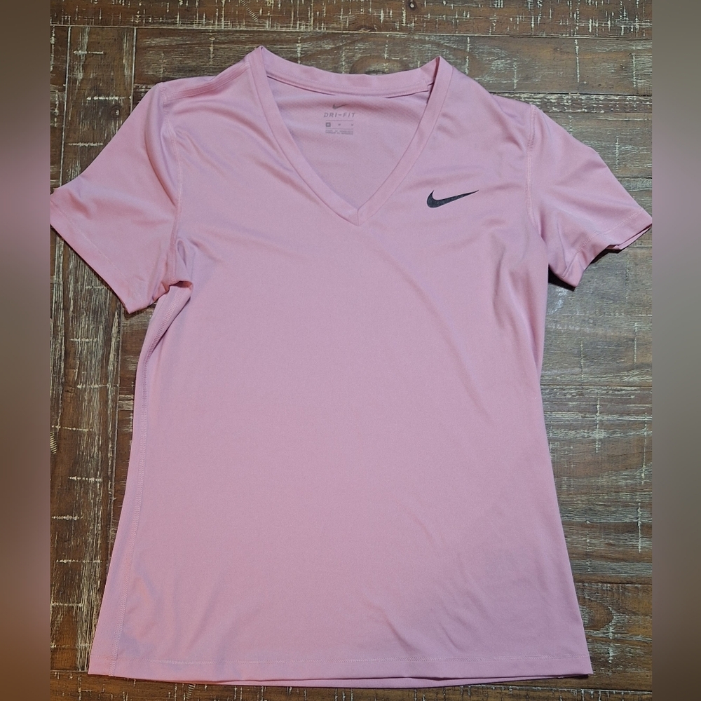 Nike Women's Dri-Fit Size Medium Performance Shirt Pink Lightweight Nike Swoosh‎